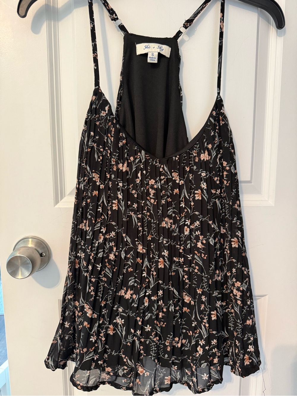 Floral V-Neck Tank blouse - Picture 4 of 4